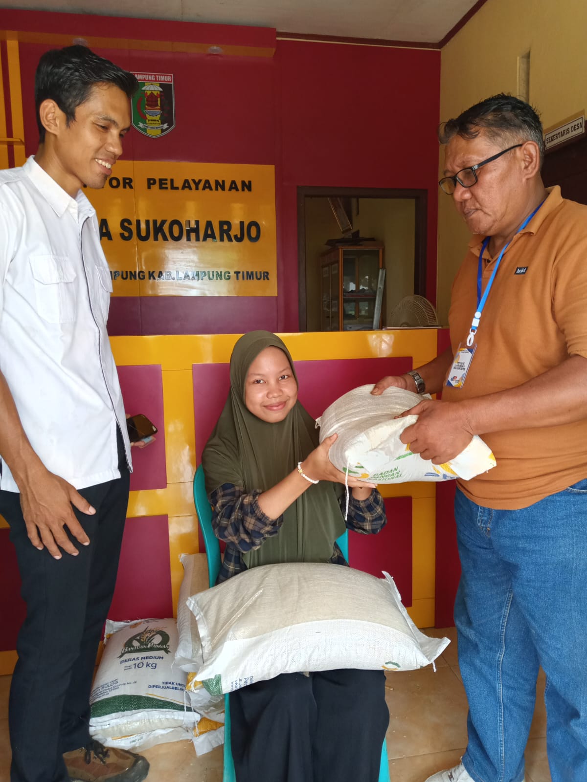 DESA SUKOHARJO BAGIKAN BERAS BANSOS