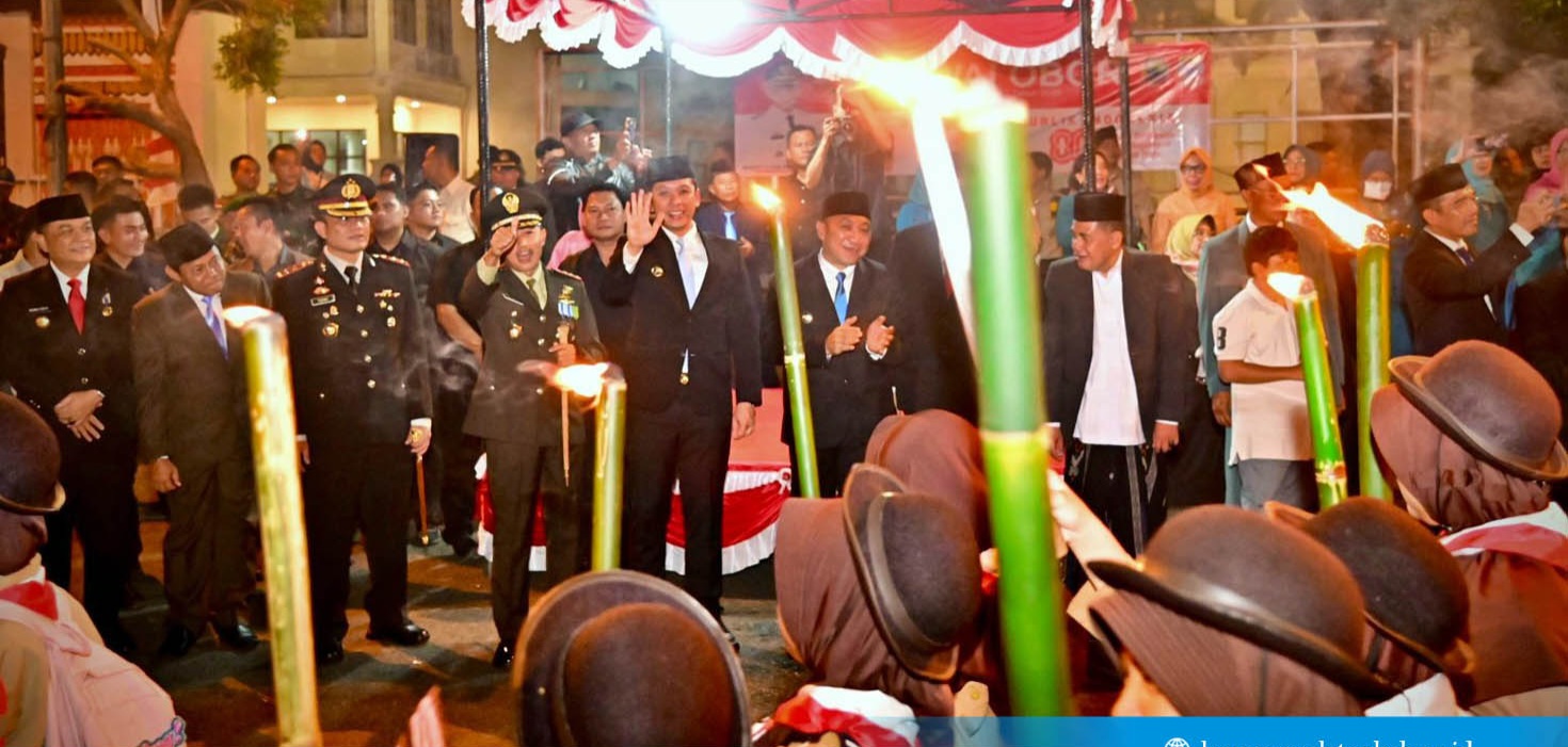 Lautan Obor Menyala Langit Kaliada Semangat  Kemerdekaan Menggora di Malam HUT Ke 80 RI