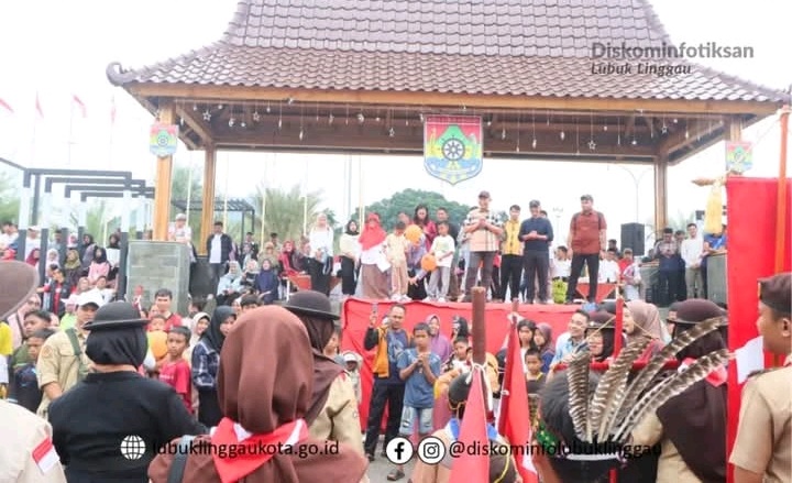 Wali Kota Lubuk Linggau Lepas Pawai Pembangunan Meriahkan HUT RI ke-80
