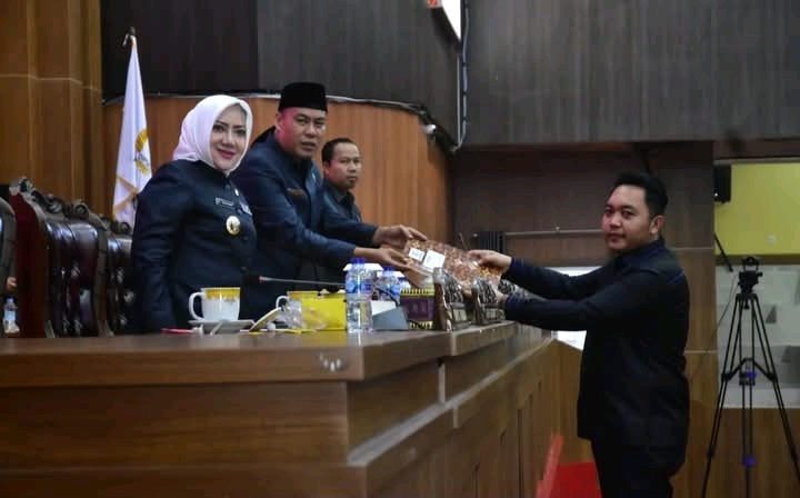 Rapat Paripurna DPRD Bupati Mendengarkan Pandangan Umum Fraksi Fraksi Terhadap APBD Perubahan Tahun 2025