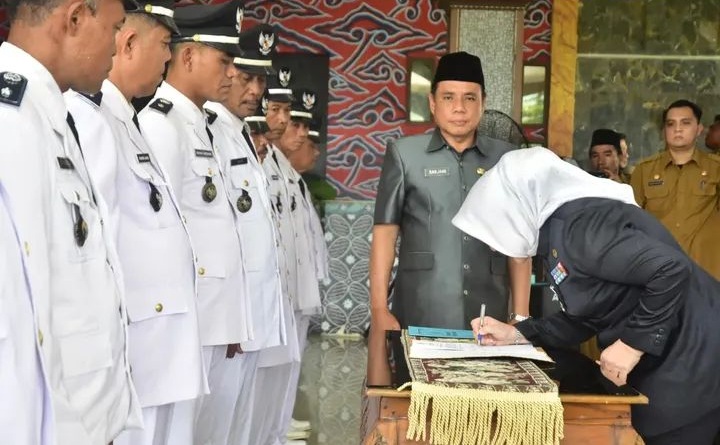 Bupati Musi Rawas Kukuhkan Perpajangan Masa Jabatan 13 Kepala Desa Dan TP PKK Desa