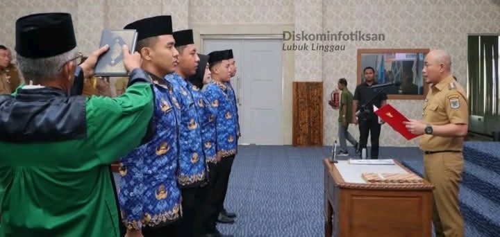 Wako Lantik PNS Lulusan IPDN dan Serahkan SK PPPK Tahap II