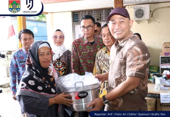 Wali Kota Lubuk Linggau Serahkan 100 Paket Bantuan Usaha Ekonomi Produktif dari Dinas Sosial Provinsi Sumsel